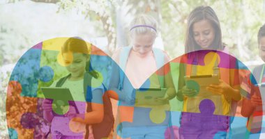 Renkli yapboz parçaları ve elektronik cihazlar kullanan çocuklar yerine kalbin görüntüsü. otizm, öğrenme güçlüğü, destek ve farkındalık kavramı dijital olarak oluşturulmuş görüntü.