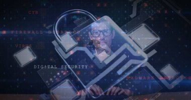 Bilgisayar kullanan bir adamın çevrimiçi güvenlik kilidi görüntüsü. küresel internet güvenliği, veri işleme, bağlantılar ve dijital arayüz konsepti dijital olarak oluşturuldu.