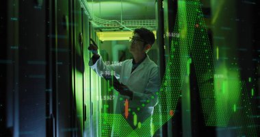 Sunucu odasında çalışan Asyalı teknisyen için finansal veri işleme. bilgisayar arayüzü ve veri depolama teknolojisi kavramı