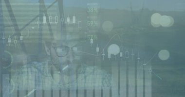 Gün batımında elektrik direğinin üzerindeki grafikler ve finansal veriler. finans, ekonomi ve enerji konsepti dijital olarak oluşturulmuş görüntü.