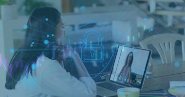 Bilgisayarı kullanan bir kadının veri işleme ve güvenlik kilidi görüntüsü. küresel iletişim ve veri güvenliği konsepti dijital olarak oluşturulmuş görüntü.