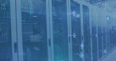 Bilgisayar sunucuları üzerinden veri işleme resmi. Küresel bulut hesaplaması, dijital arayüz ve veri işleme kavramı dijital olarak oluşturuldu.