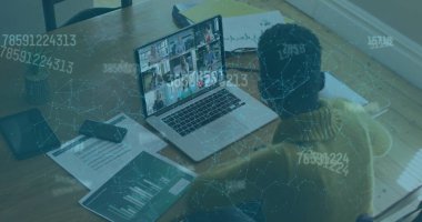 Bilgisayarı kullanan kadının üzerindeki veri işleme ve güvenlik parmak izi görüntüsü. küresel iletişim ve veri güvenliği konsepti dijital olarak oluşturulmuş görüntü.