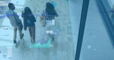 Çeşitli iş adamları üzerinde finansal veri işleme görüntüsü. küresel iş, finans ve dijital arayüz kavramı dijital olarak oluşturulmuş görüntü.