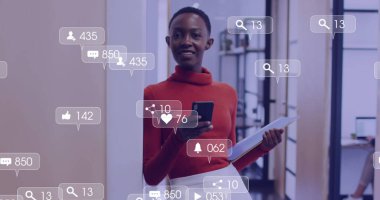 Medya simgeleri, akıllı telefon kullanan mutlu Afro-Amerikan iş kadınlarının üzerinde. Sosyal medya ve iletişim arayüzü kavramı dijital olarak oluşturulmuş görüntü.