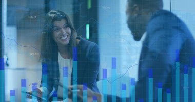 Çeşitli iş adamları üzerinde finansal veri işleme görüntüsü. küresel iş, finans ve dijital arayüz kavramı dijital olarak oluşturulmuş görüntü.