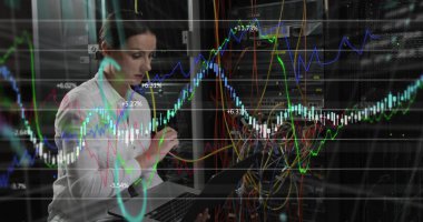 Beyaz iş kadınının sunucu odasında mali veri işleme görüntüsü. küresel iş, finans ve dijital arayüz kavramı dijital olarak oluşturulmuş görüntü.