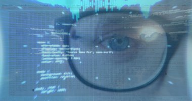 İnsanların mavi gözünün ve gözlüklerinin üzerindeki veri işleme görüntüsü. küresel hesaplama, teknoloji ve dijital arayüz konsepti dijital olarak oluşturulmuş görüntü.