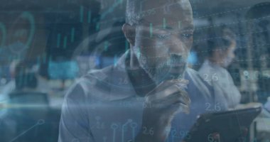 Ofiste tablet kullanan işadamının veri işleme görüntüsü. küresel iş, bağlantılar, veri işleme ve teknoloji konsepti dijital olarak oluşturulmuş görüntü.