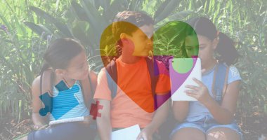 Renkli yapboz parçaları ve elektronik cihazlar kullanan çocuklar yerine kalbin görüntüsü. otizm, öğrenme güçlüğü, destek ve farkındalık kavramı dijital olarak oluşturulmuş görüntü.