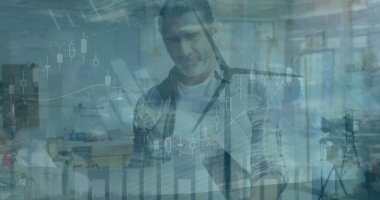 Rüzgar türbini ve beyaz erkek mühendis üzerindeki grafikler ve finansal veriler. finans, ekonomi, yenilenebilir kaynaklar ve dijital olarak oluşturulan enerji konsepti.