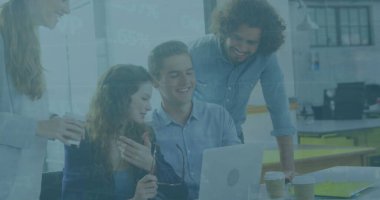 Grafiklerin ve ticaret kurulunun çeşitli iş arkadaşlarının bilgisayarda raporları tartışırken görüntüsü. Dijital bileşik, çoklu pozlama, iş, borsa, planlama, takım çalışması ve teknoloji kavramı.