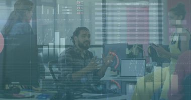 Çeşitli iş adamları üzerinde finansal veri işleme görüntüsü. Küresel iş, finans, hesaplama ve veri işleme kavramı dijital olarak oluşturulmuş görüntü.