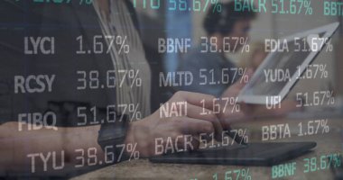 Grafik tablet kullanan bir kadının orta kesiminde borsa veri işleme görüntüsü. Küresel ekonomi ve iş teknolojisi kavramı