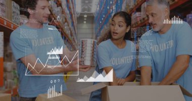 Çeşitli gönüllülerden oluşan bir ekibin veri işleme görüntüsü depodaki bağış kutularını açıyor. Bağış ve gönüllülük konsepti