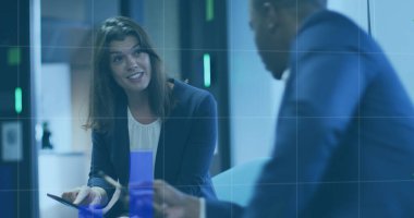 Çeşitli iş adamları üzerinde finansal veri işleme görüntüsü. küresel iş, finans ve dijital arayüz kavramı dijital olarak oluşturulmuş görüntü.