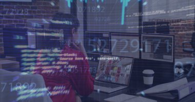 VR kulaklık takan beyaz iş kadınının veri işleme görüntüsü. küresel iş, bilgisayar, teknoloji ve dijital arayüz kavramı dijital olarak oluşturulmuş görüntü.