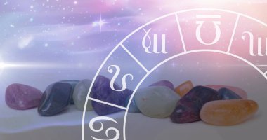 Beyaz yüzeyde kayaların üzerinde hareket eden yıldızların ve zodyakların görüntüsü, uzayı kopyalayın. Paratıp, astroloji, iyileştirme ve rahatlama konsepti dijital olarak oluşturulmuş görüntü