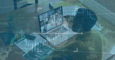 Bilgisayarı kullanan kadının üzerindeki veri işleme ve güvenlik parmak izi görüntüsü. küresel iletişim ve veri güvenliği konsepti dijital olarak oluşturulmuş görüntü.