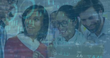 Dizüstü bilgisayardaki raporları tartışan farklı iş arkadaşlarının birden fazla grafik ve ticaret panosunun görüntüsü. Dijital bileşik, çoklu pozlama, iş dünyası, borsa, takım çalışması, ofis ve teknoloji.