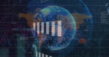 Veri tabloları ve grafikleri olan dijital bir küre. Arka plan, küresel ekonomik eğilimlere odaklandığını gösteren çeşitli mali istatistikler ve analizlerle dünya haritasını gösteriyor