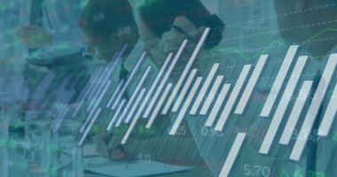 Çeşitli iş adamları üzerinde finansal veri işleme görüntüsü. küresel iş, finans ve dijital arayüz kavramı dijital olarak oluşturulmuş görüntü.