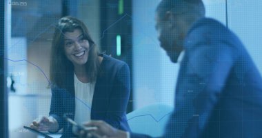 Çeşitli iş adamları üzerinde finansal veri işleme görüntüsü. küresel iş, finans ve dijital arayüz kavramı dijital olarak oluşturulmuş görüntü.