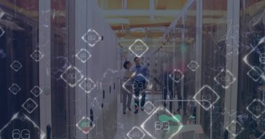 Sunucu odasındaki beyaz işçilerin üzerinde şekiller ve 6G metinler, kopyalama alanı. Küresel iş ve dijital arayüz kavramı, dijital olarak oluşturulmuş görüntü