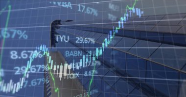 Yüksek binanın düşük açılı görüntüsüne karşı finansal ve borsa veri işleme görüntüsü. Küresel ekonomi ve iş teknolojisi kavramı