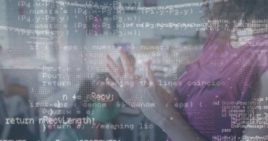 Sınıfta öğrenen çeşitli öğrencilerin veri işleme görüntüsü. Küresel eğitim ve dijital arayüz kavramı dijital olarak oluşturulmuş görüntü.