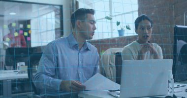 Dizüstü bilgisayar ve belgelerle proje üzerinde çalışan bir grup meslektaşım var. Büyük pencereleri ve duvarlarında yapışkan notları olan modern bir ofisteler.