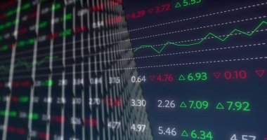 Yüksek bir binanın düşük açılı görüntüsüne karşı borsa veri işleme görüntüsü. Küresel ekonomi ve iş teknolojisi kavramı