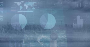 Şehir manzarasının havadan görüntüsüne karşı veri işleme yapan birden fazla ekranın görüntüsü. İş veri teknolojisi kavramı