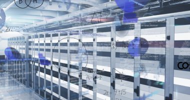 Sunucu odasındaki ışık izlerine karşı matematiksel denklemlerin ve veri işlemenin resmi. Bilgisayar arayüzü ve iş veri depolama teknolojisi kavramı