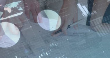 Ofisteki çeşitli iş adamlarının finansal veri işleme görüntüsü, kopyalama alanı. küresel iş, finans ve dijital arayüz kavramı dijital olarak oluşturulmuş görüntü