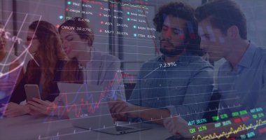Ofiste dizüstü bilgisayarla tartışan iki farklı adamın borsa veri işleme görüntüsü. Küresel ekonomi ve iş teknolojisi kavramı
