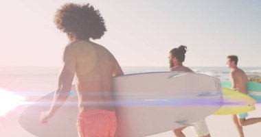 Sahilde sörf tahtası ile koşan mutlu erkek arkadaşların üzerindeki ışık görüntüsü. su sporları, aktif yaşam tarzı ve tatil konsepti dijital olarak oluşturulmuş imaj.