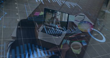 Finansal grafikler ve Afrika kökenli Amerikalı kadın tasarımcının görüntüsü. Ekonomi, finans ve iş konsepti dijital olarak oluşturulmuş imaj.