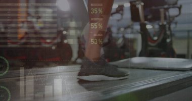 Spor salonunda koşu bandında koşan kadının alt kısmındaki istatistiksel veri işleme görüntüsü. Spor fitness ve iş veri teknolojisi kavramı