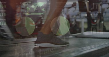Spor salonunda koşu bandında koşan kadının alt kısmındaki istatistiksel veri işleme görüntüsü. Spor fitness ve iş veri teknolojisi kavramı