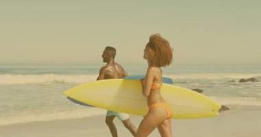 Sahilde sörf tahtası olan Afrikalı Amerikalı bir çiftin üzerindeki ışık görüntüsü. su sporları, aktif yaşam tarzı ve tatil konsepti dijital olarak oluşturulmuş imaj.