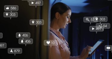 Sosyal medya simgeleri ve bilgisayar sunucusundaki beyaz kadın teknisyen üzerindeki numaralar. Küresel iş, finans, hesaplama ve veri işleme kavramı dijital olarak oluşturulmuş görüntü.