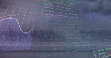 Şehir manzarasının havadan görüntüsüne karşı istatistiksel ve borsa veri işleme görüntüsü. Küresel ekonomi ve iş veri teknolojisi kavramı