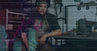 Atölyedeki beyaz erkek işçinin istatistiksel veri işleme görüntüsü. Restorasyon ve onarım hizmeti kavramı