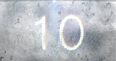 10 numara parlak bir şekilde metalik arkaplanda parlıyor. Işık yansımaları ve ince renkler geleceksel ve soyut bir his yaratıyor.