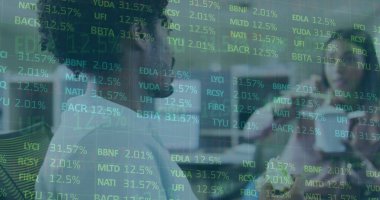 Borsa verilerinin farklı erkek ve kadın meslektaşların öğle yemeği yemesi üzerine işlenmesi. Küresel ekonomi ve iş teknolojisi kavramı