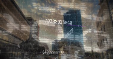 Rakamların değişmesi, güvenlik zinciri simgesi ve yüksek binalar üzerindeki bağlantılar. Siber güvenlik ve iş teknolojisi kavramı