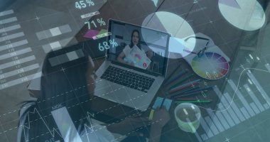 Finansal grafikler ve Afrika kökenli Amerikalı kadın tasarımcının görüntüsü. Ekonomi, finans ve iş konsepti dijital olarak oluşturulmuş imaj.