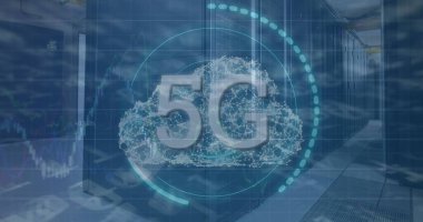 Yuvarlak tarayıcı üzerinden 5G metin ve bilgisayar sunucu odasına karşı bulut simgeleri. Küresel ağ ve iş veri depolama teknolojisi kavramı