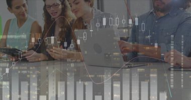 İstatistiksel veri işleme görüntüsü. İki farklı adamın ofiste bir dizüstü bilgisayar üzerinde tartışması. İş veri teknolojisi kavramı